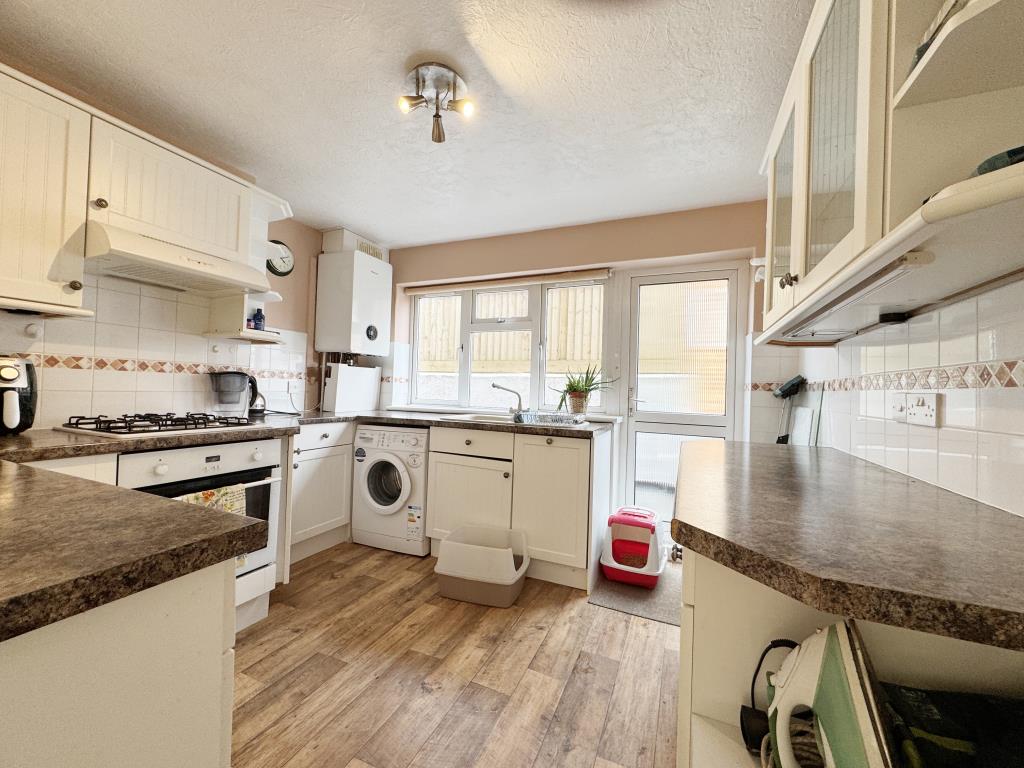 Lot: 76 - ONE-BEDROOM APARTMENT WITH RIVER VIEWS - Kitchen